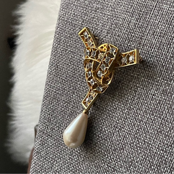 Teardrop Faux Pearl with Clear Crystals Rhinestones Gold Tone Brooch Pin - Picture 7 of 10